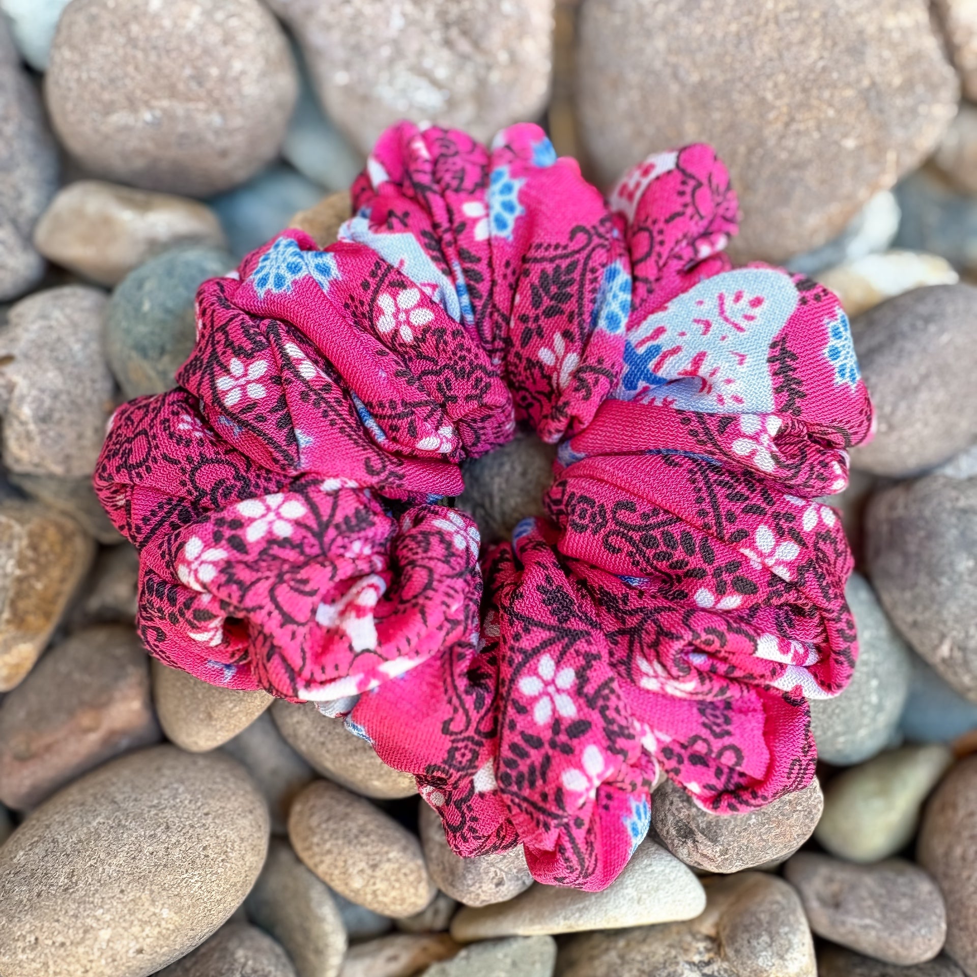 Breeze Scrunchie in Pink Riptide