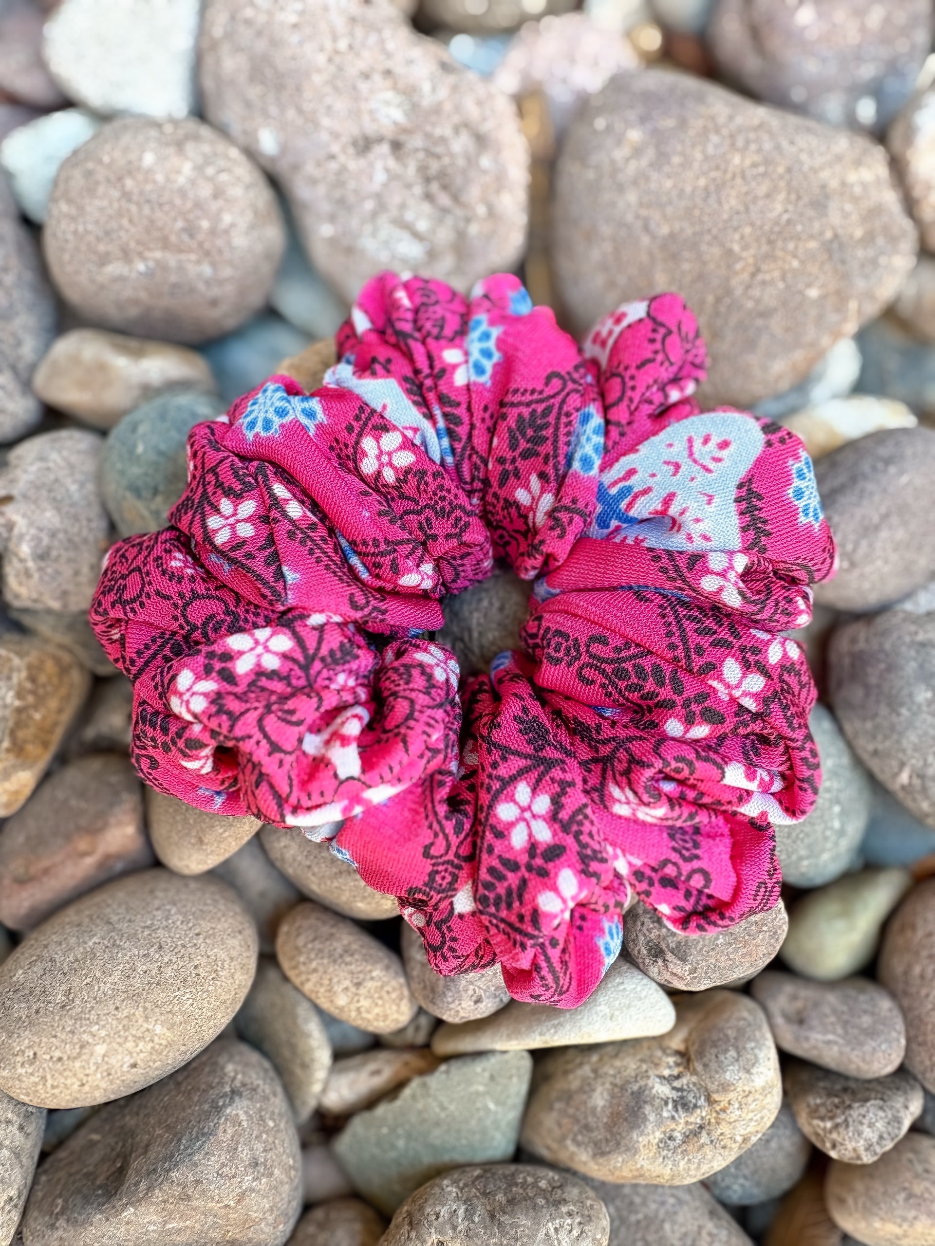 Breeze Scrunchie in Pink Riptide